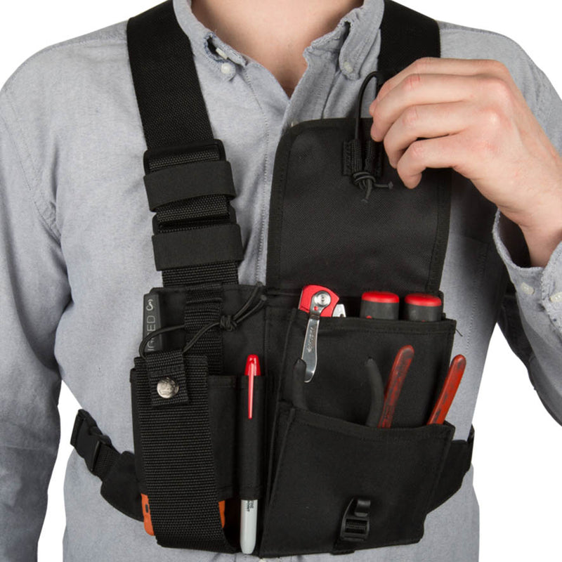 Setwear Radio Chest Pack - Borsa da petto tecnica vista frontale indossata da uomo in camicia grigia che con la mano la tiene aperta, con utensili interni