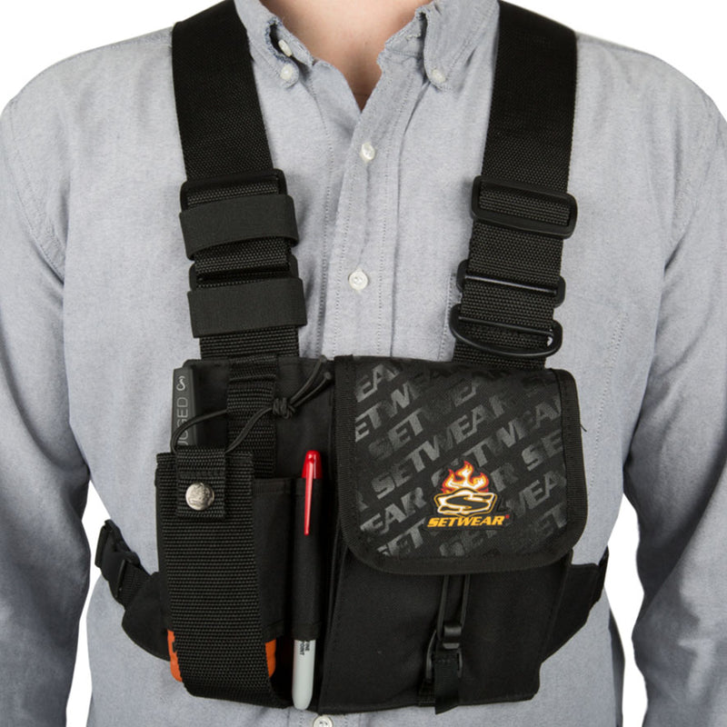 Setwear Radio Chest Pack - Borsa da petto tecnica vista frontale indossata da uomo in camicia grigia, con utensili interni chiusa