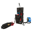 Borsa porta attrezzi da cintura setwear tool pouch aperta vista panoramica con utensili un paio di guanti setwear agganciati all'anello metallico con Setwear Logo Glove Clip e un rotolo di nastro carta blu agganciato tramite il tool leash alla banda destra